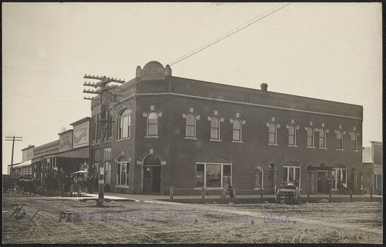 A 1909 photograph of the First National Bank of Thomas, Oklahoma