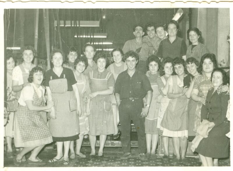 File:1960-Fàbrica Berenguer-Teixidors i contrmestre.jpg