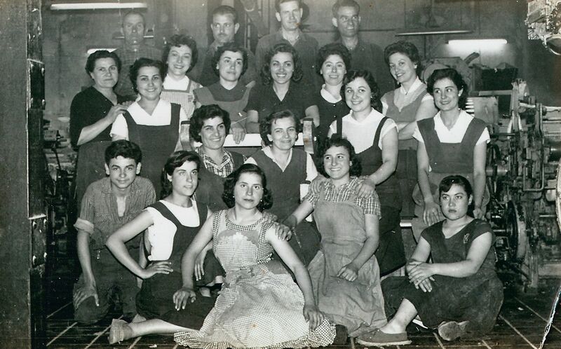 File:1960-Grup de treballadors.jpeg