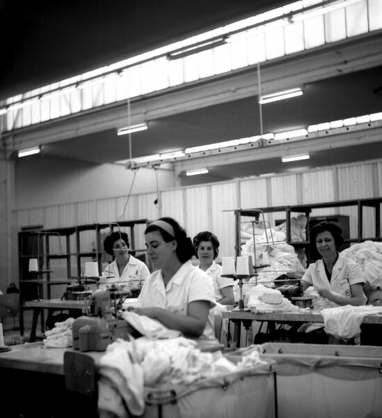 File:1960s-Dones treballant.jpg