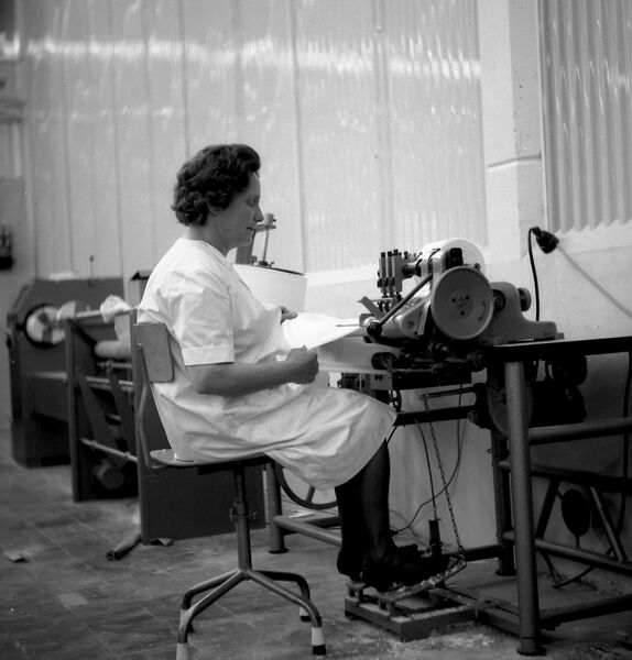 File:1960s-Dones treballant2.jpg
