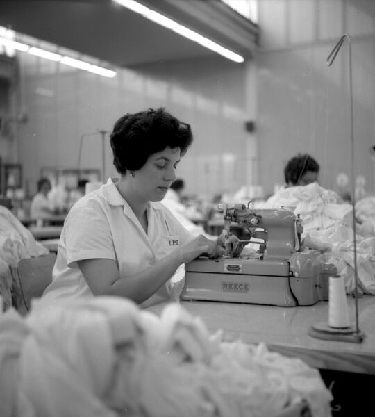 File:1960s-Dones treballant3.jpg