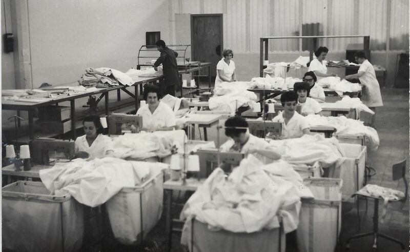 File:1960s-Dones treballant4.jpeg