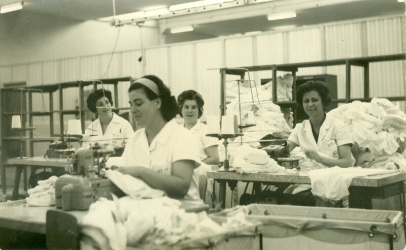 File:1960s-Fàbrica vella-Treballadores2.jpg