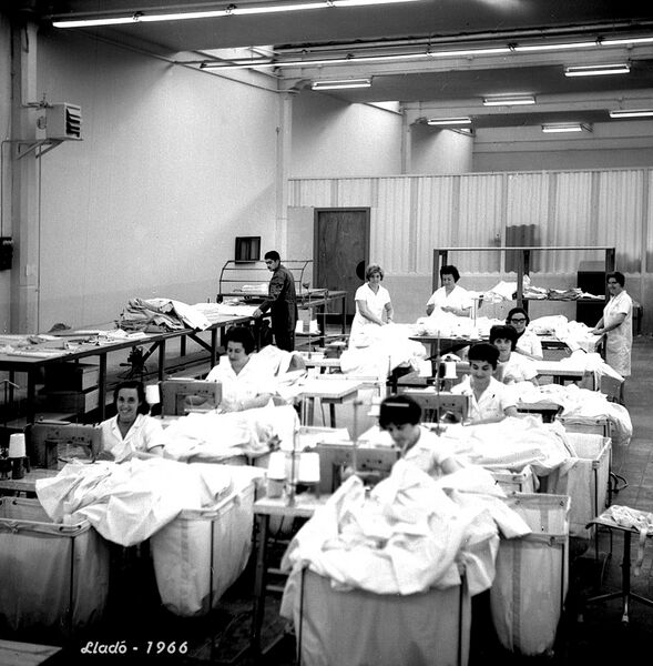 File:1966-Dones treballant.jpg