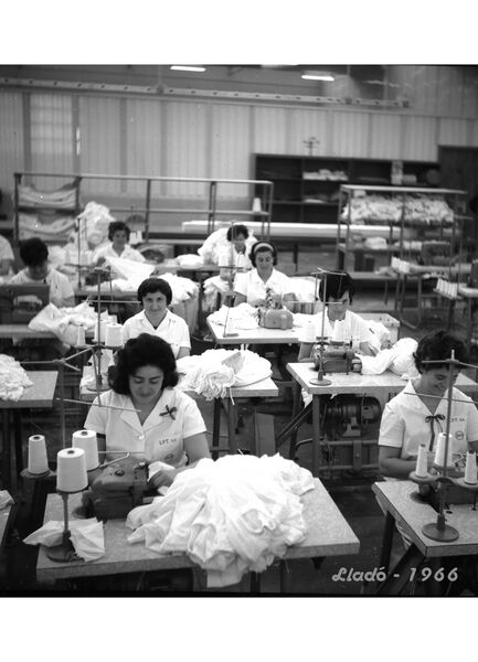 File:1966-Dones treballant3.jpg