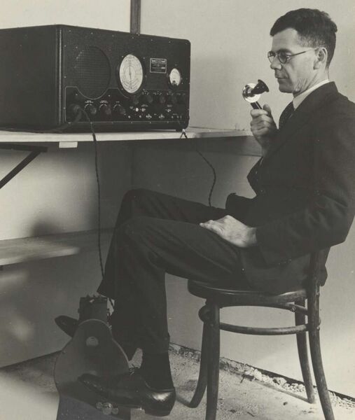 File:BIO-5017 Traeger-A 1935-with-set.jpg