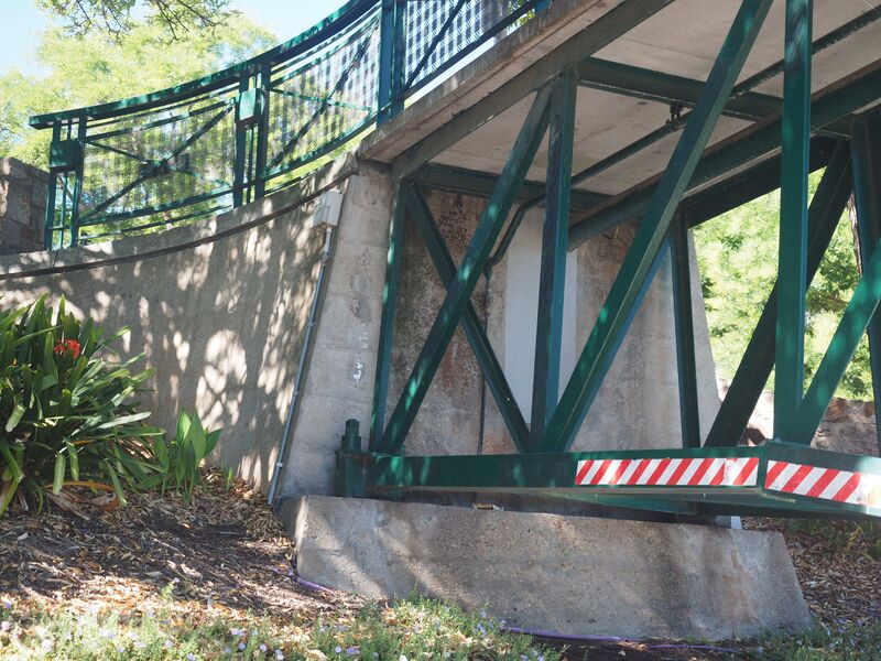 File:EHRP 5026 University Footbridge abutment 2026.JPG