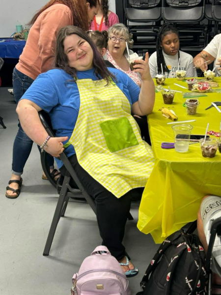 File:Rachel wearing Tina's Green Apron.png