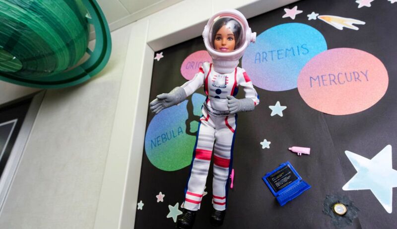 File:Astronaut-barbie-door-decoration-photo.jpg