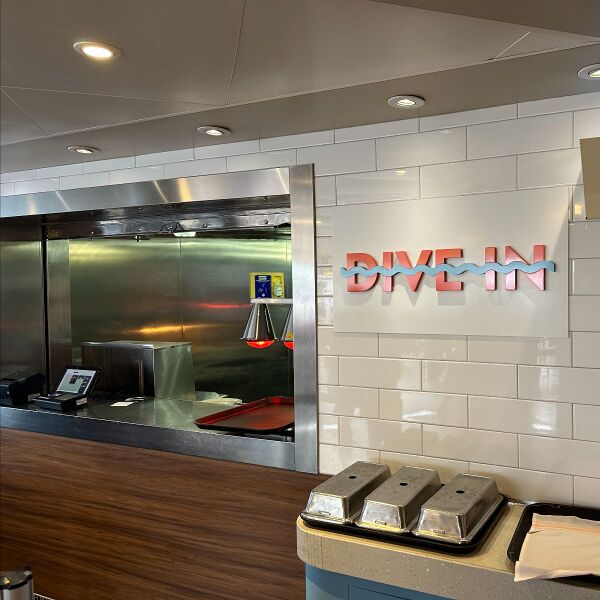 File:Dive-in-snack-stand-photo.jpg