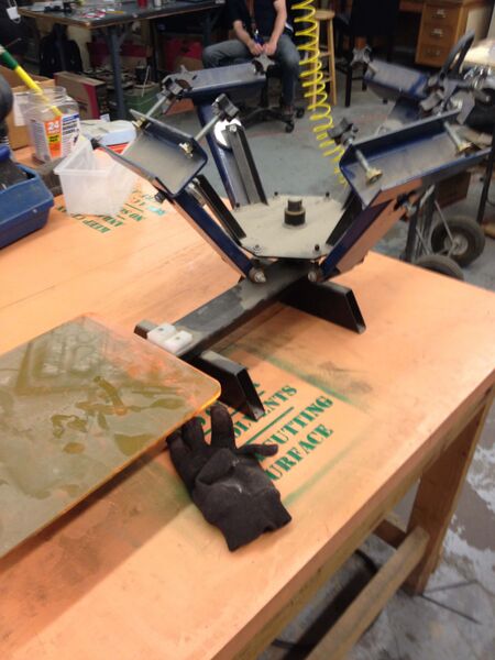 File:A 4 screen silkscreen station.jpg