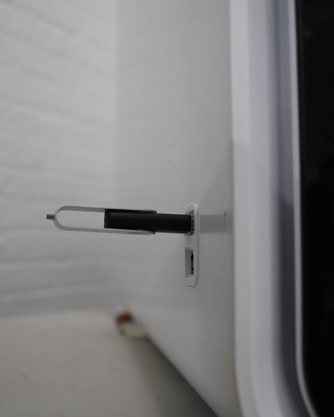 File:Cube pro usb slot.jpeg