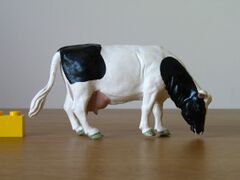 Britains plastic Friesian cow feeding 1984