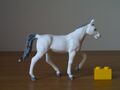 Britains White hunter horse leg up.JPG