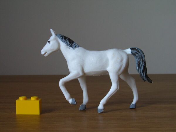 Britains White hunter horse leg up 1.JPG