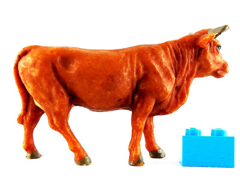 File:Elastolin 4570 Cow standing right.jpg