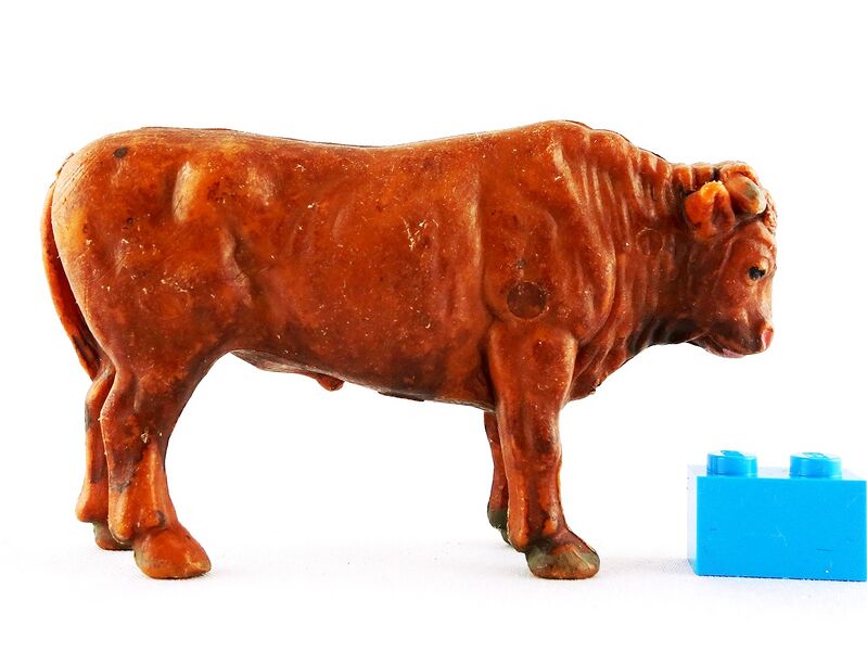 File:Elastolin 4572 Bull standing right.jpg