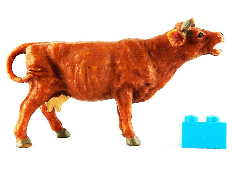 File:Elastolin 4574 Cow mooing right.jpg