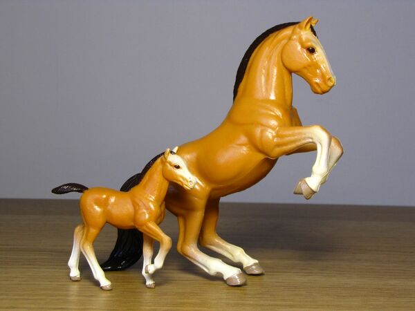 GQN GQO-1 Ertl Mustang mare.JPG
