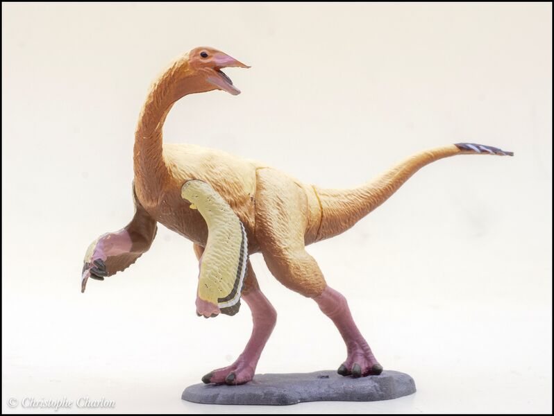 File:Kaiyodo Strongest Hunters Ornithomimus 2.jpg
